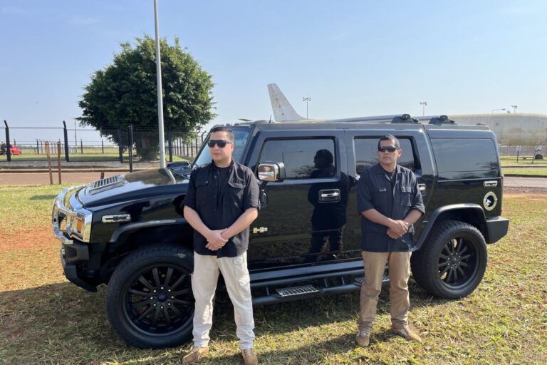 Dos custodios de ARGORA junto al vehículo blindado de traslado