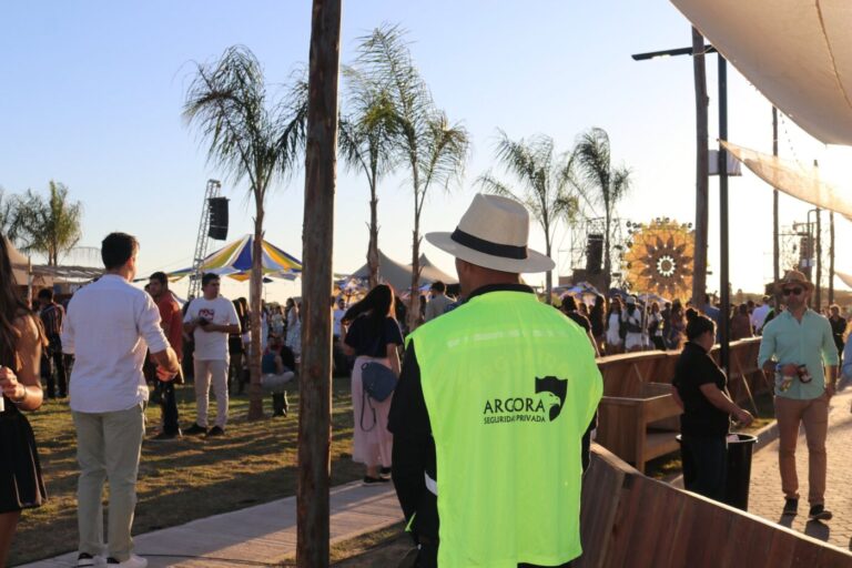 Personal de ARGORA con chaleco identificado controlando el acceso a un evento