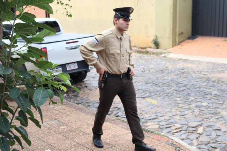 Guardia de ARGORA en recorrido, uniformado y equipado